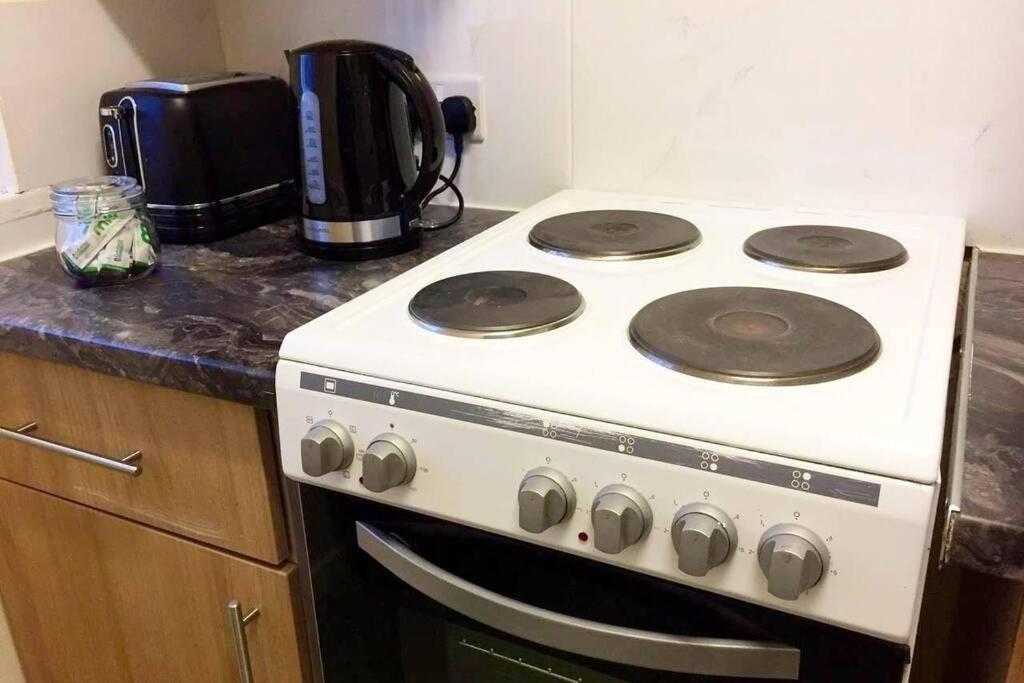 Convenient 1bed Apt Close To Transport Links *